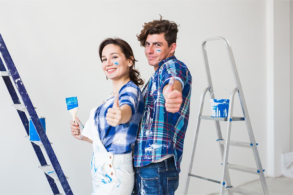 Sikeres lakásfelújítás DIY módszerrel – pár festés után elégedetten mosolyog