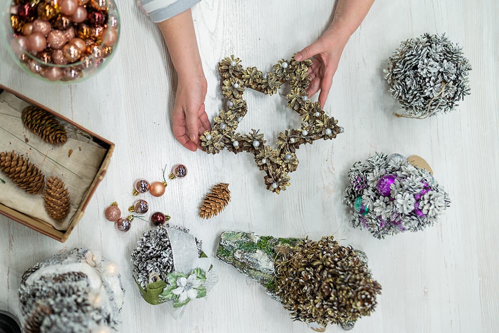 Kézzel készített tobozcsillag és díszek karácsonyi DIY-hez