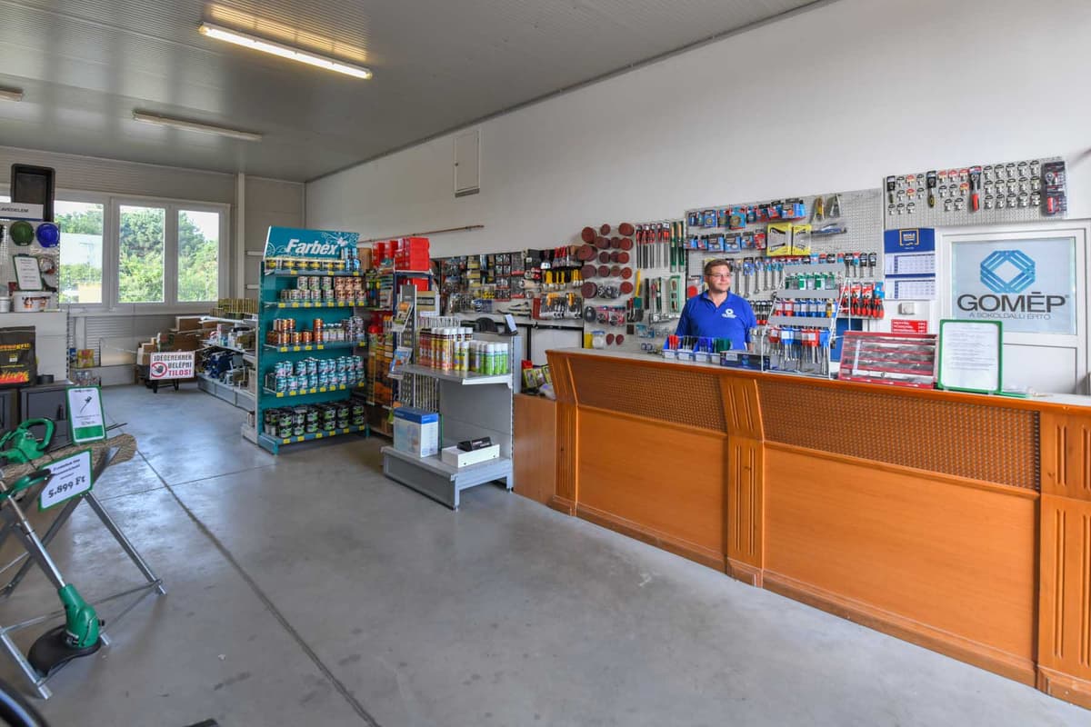 A Gomép Kft. örkényi telephelyének ügyfélpultja, ahol szakképzett munkatárs segíti a vásárlókat a megfelelő termékek kiválasztásában.