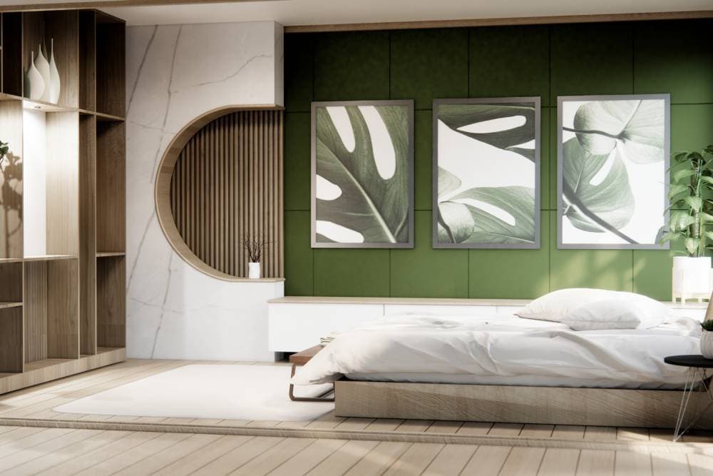 Modern hálószoba zöld falpanellel, köríves fa polcrendszerrel és botanikai grafikákkal a falon.